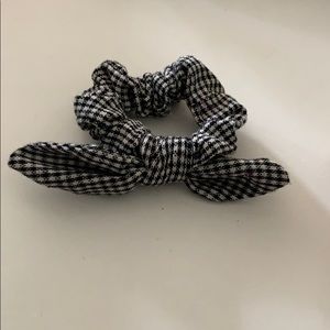 Pack of one checkered Scrunchie unused